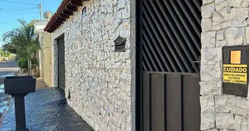 Linda casa à venda em Uberlândia-MG, Morumbi: 4 quartos, 1 suíte, 1 sala, 6 vagas de garagem, 230m²!