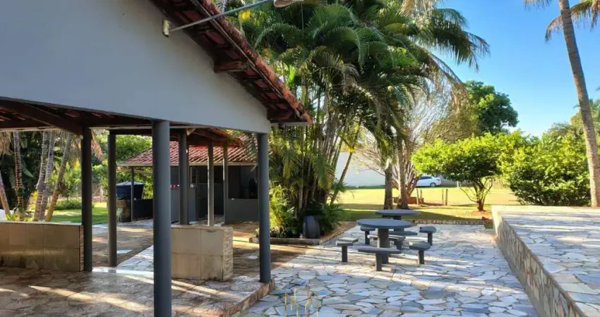 Chácara de luxo em condomínio à venda em Uberlândia-MG, bairro Jockey Camping: 3 quartos, 2 salas, 4 banheiros, 240m².