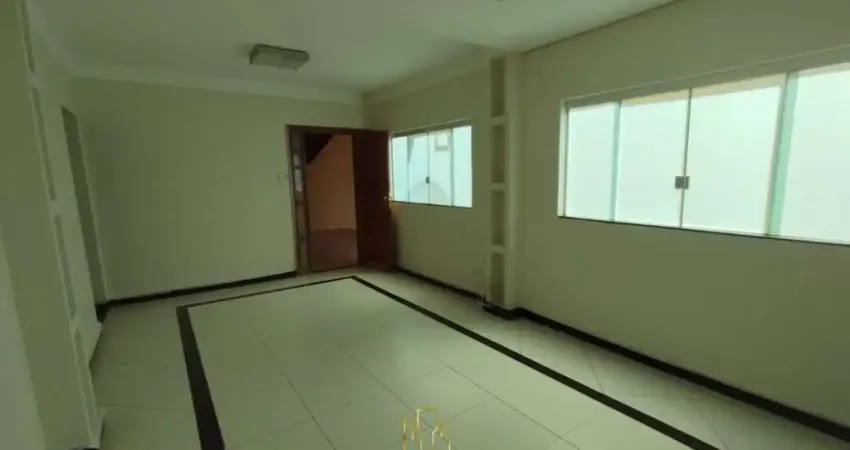 Imperdível! Casa à venda em Uberlândia-MG, Cidade Jardim. 4 quartos, 1 suíte, 1 sala, 2 banheiros, 3 vagas de garagem, 198m² de área.