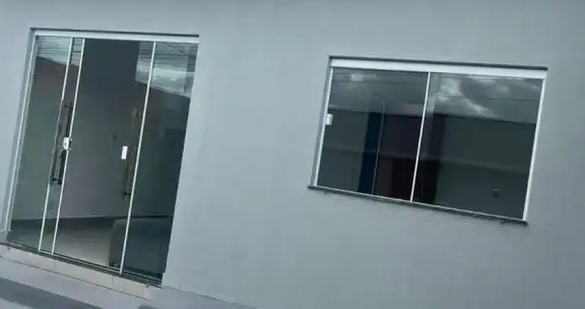 Casa à venda em Uberlândia-MG, bairro Shopping Park: 2 quartos, 1 sala, 1 banheiro, 2 vagas de garagem, 70m² de área.