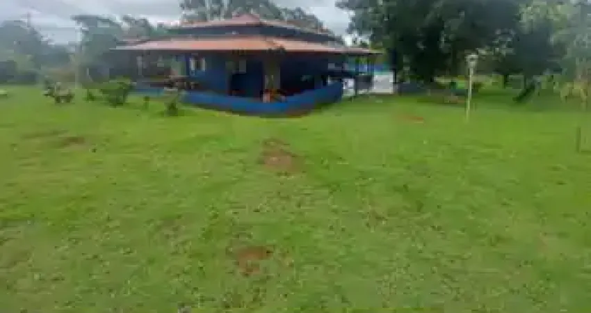Vendo chácara de 8.600 metros sentido prata fica a 28 km de Uberlândia sentido prata apenas 3 km de terra sítio com piscina dois tanque de peixe um de