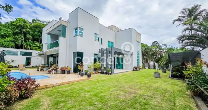 Casa com 3 Suítes Piscina e Amplo Terreno em Indaial!
