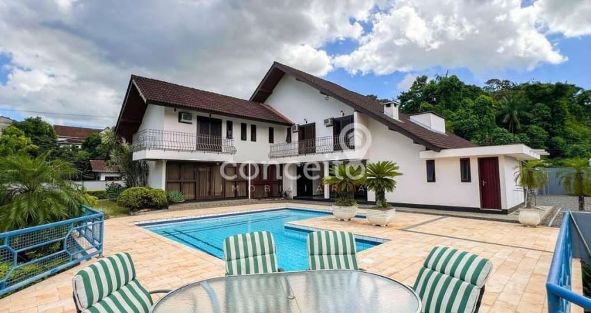 Casa de Alto Padrão com 5 Suítes e 2 Vagas na Escola Agrícola!