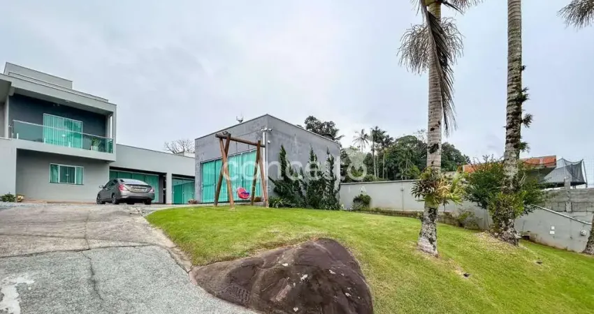 Casa Semimobiliada com 3 Dormitórios na Ponta Aguda!