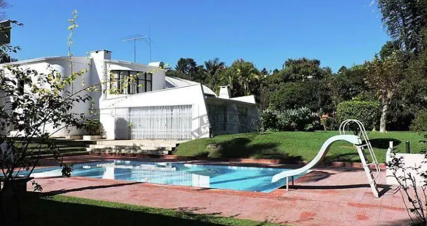 Casa com linhas Moderna, Ventilada e Sofisticada no Jardim Colonial - Granja Viana