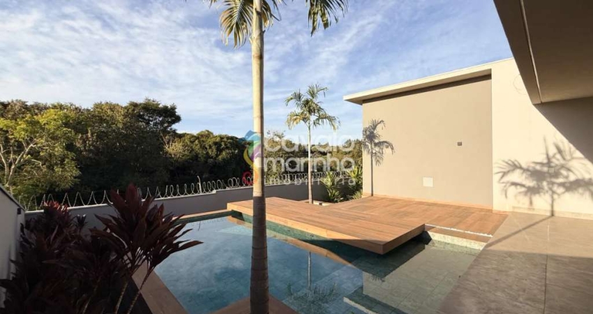 Casa à venda com 3 quartos, piscina e 4 vagas, 310m² - Condomínio Arara Verde.