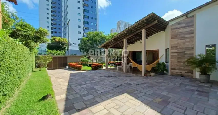 Casa com 864m², situada na caxangá, uma localização impecável com total privacidade e muito verde.