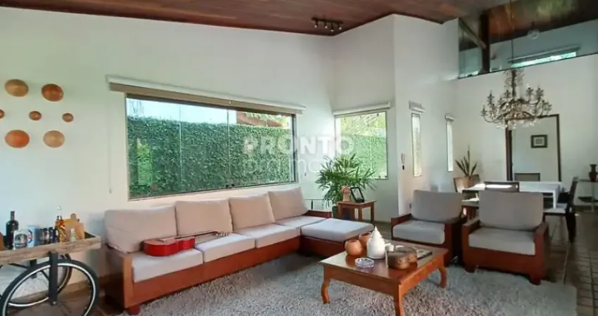 Casa com 864m²,painel solar, 04 vagas de garagem, super nova