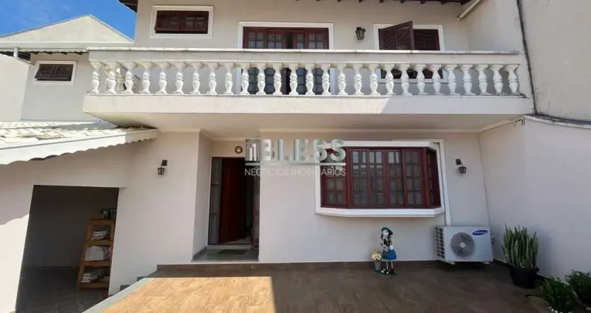 CASA DE RUA À VENDA NO BAIRRO VILA GALVÃO - JUNDIAÍ, PRÓXIMO AO MAXI SHOPPING! 3 DORMITÓRIOS, SENDO 1 SUÍTE, COZINHA PLANEJADA, SACADA E 2 VAGAS