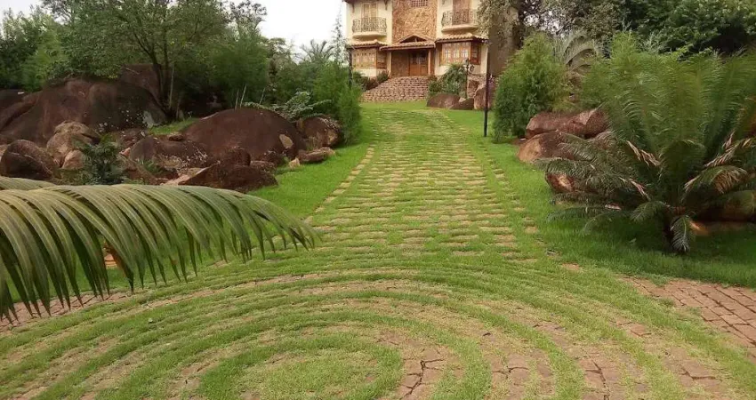 Sitio com 32.000 metros com casa Principal + chalé, Lazer e muito verde