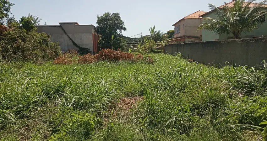 Terreno proximo ao centro de jacone com rua de acesso asfaltada e agua de rua