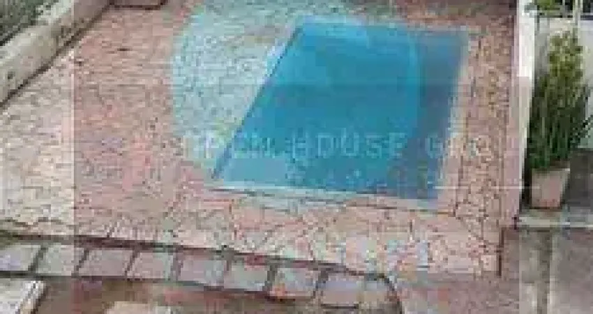 Ocean vende: casa com 2 pavimentos e suíte desintegrada localizada ao fundo do imóvel piscina
