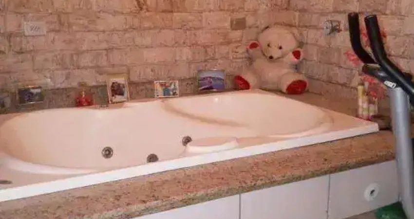 Ocean vende:  Itaipuaçu, casa 4suítes, hidromassagem, closet, piscina, só a vista, permuta ate 200k