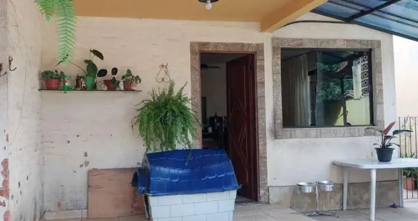 Ocean vende:  Itaipu, casa 3 quartos, sendo 1 suíte, 3 banheiros, sala ,cozinha, garagem, varanda