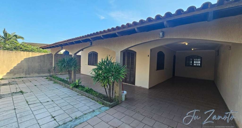 Casa Térrea há 350 m do mar com espaço para Piscina