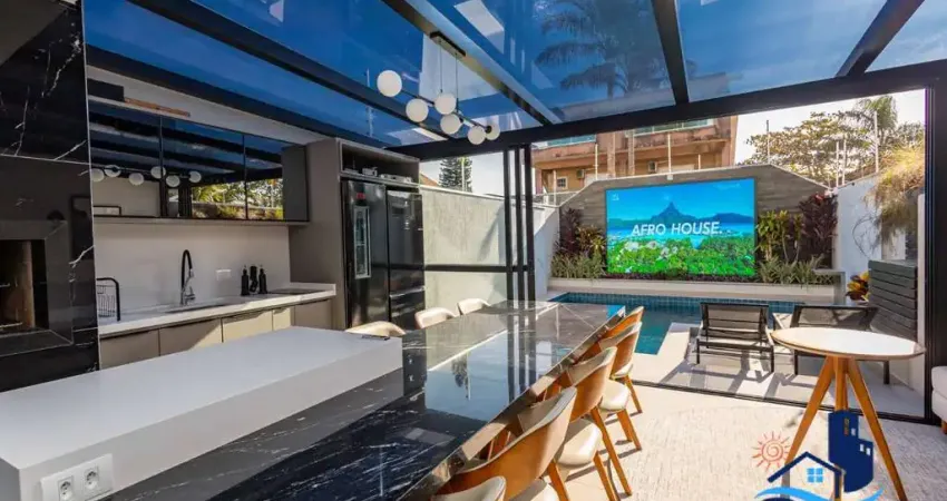 Luxo beira-mar triplex completamente mobiliado e decorado com piscina