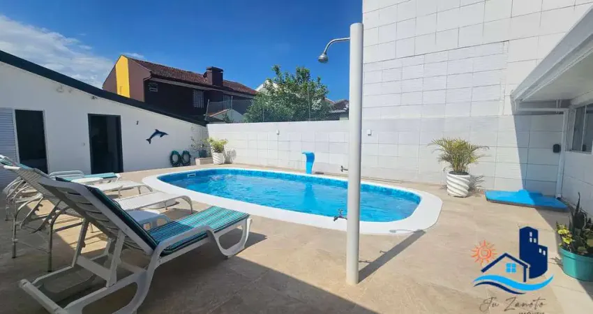 Casa luxuosa com piscina e espaço gourmet a poucos metros do mar.