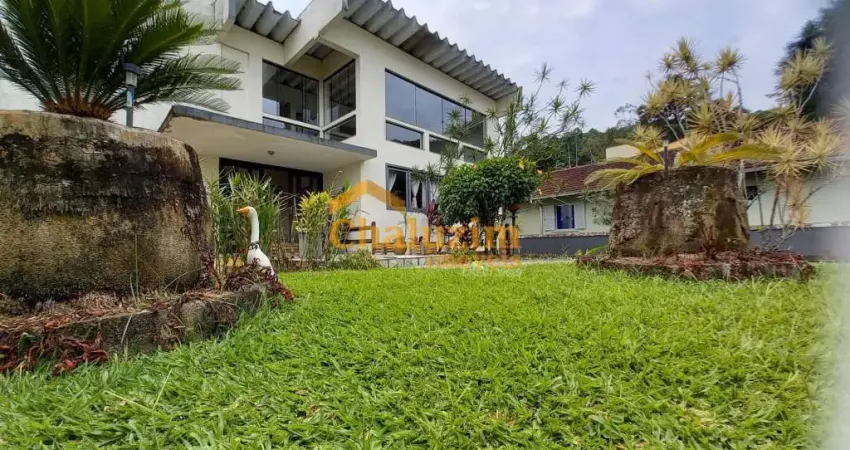 Casa com 3 suítes e 1 dormitório, 520 metros quadrados de área útil,  à venda na região central de Joinville