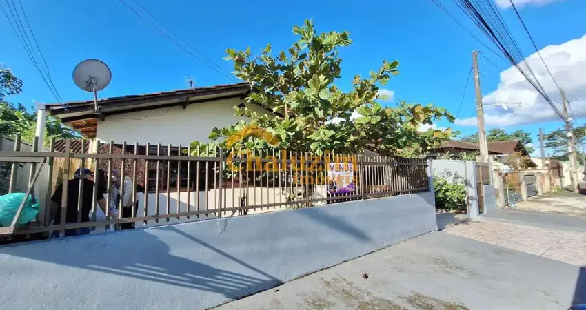 Casa com 3 quartos à venda na Rua Primeiro de Maio, 521, Boa Vista, Joinville