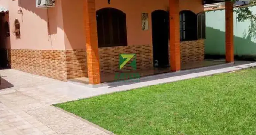 Casa à venda no Centro de Casimiro de Abreu-RJ: 5 quartos, 2 suítes, 2 salas, 3 banheiros, 154,91m² de área