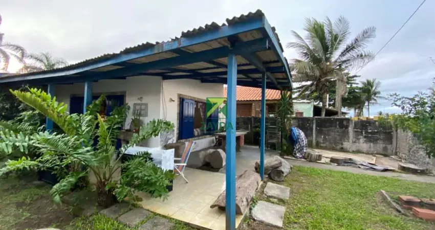 Casa á beira Mar de esquina á venda em Barra de São João, com 348m² de terreno