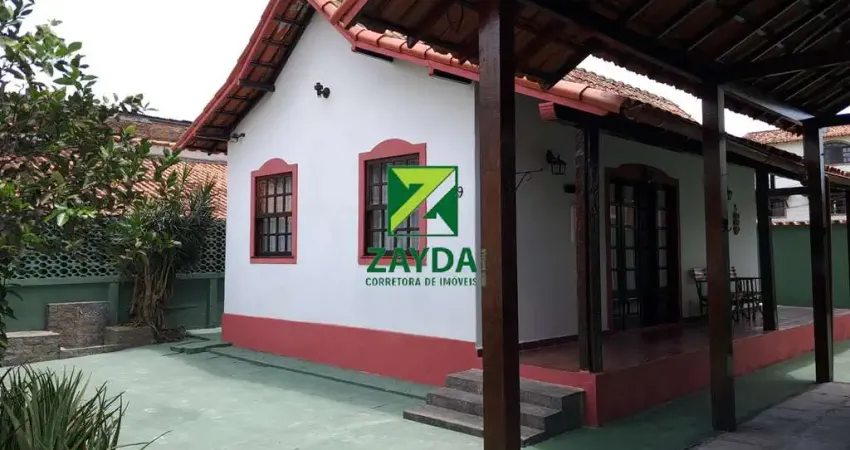 Casa térrea com quintal para locação no centro de barra de são joão: 02 quartos, cozinha independente, 02 banheiros sociais, varanda, garagem coberta.