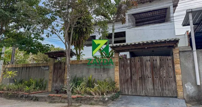 Casa duplex de 3 quartos com terraço e quadra, com 03 vagas de garagem cobertas, na cidade beira mar em rio das ostras.