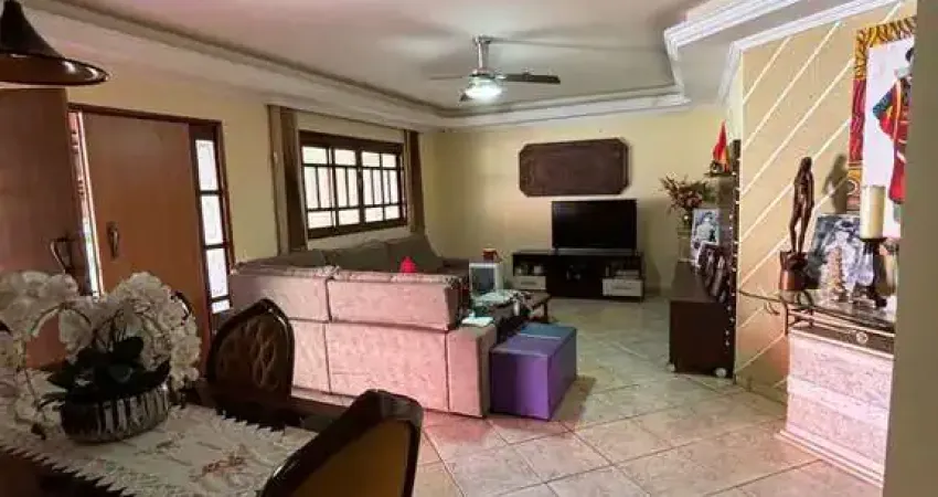Casa no recreio do funcionários Públicos 4 quartos sendo 3 Suítes.