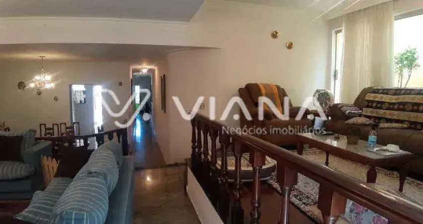 Casa Assobradada à Venda com 3 Quartos no Bairro Osvaldo Cruz em São Caetano do Sul!