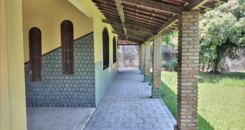 Casa em loteamento,150m2, jardim, varanda, vaga para 07 carros