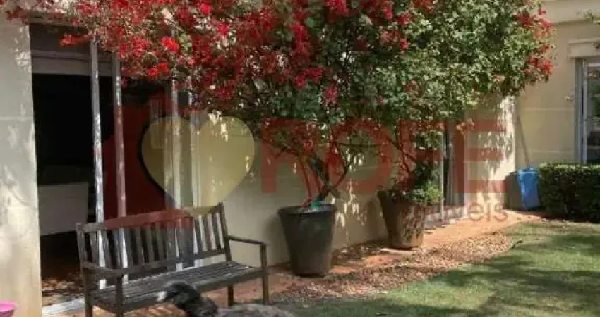 Casa de 1.000m2 de terreno e 667m2 de area construída, com piscina, quadra de futebol, 8 vagas de ga