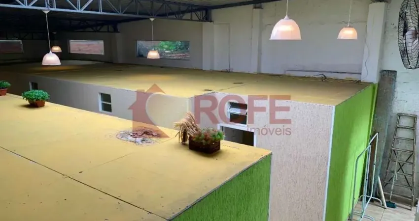 Casa/galpão com 10 dormitórios, 3 banheiros, espaço bem grande e ótimo localizado