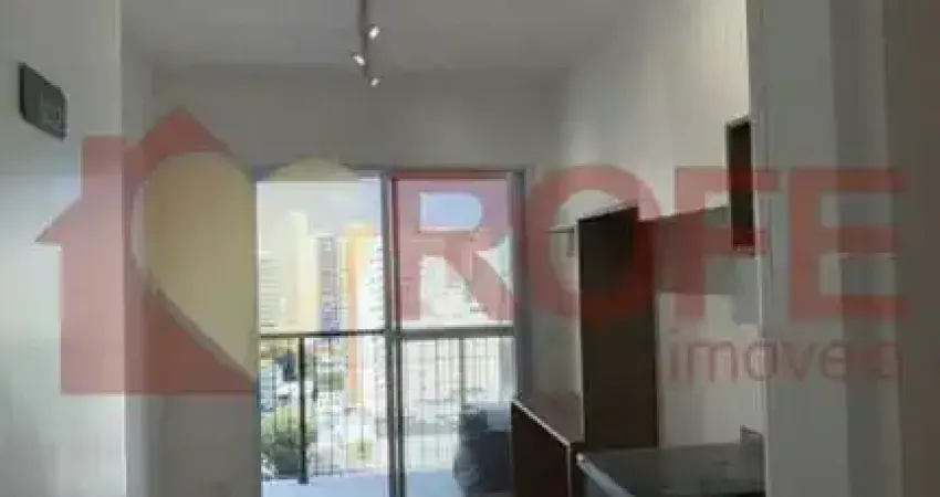 Charmoso studio de 24m², com varanda, armários embutidos, piso novo e suíte.