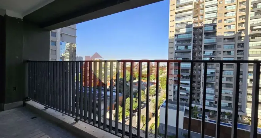 Apartamento no Invert Campo Belo, com 2 suítes, lavabo, varanda e vaga de garagem.