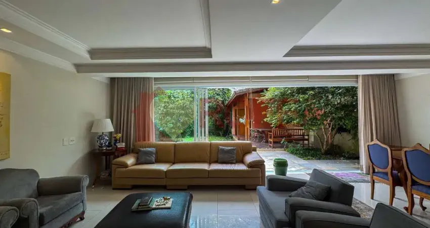 Casa Ampla, 4 Dormitórios, 4 Vagas - Quintal Gramado com Pé de Café