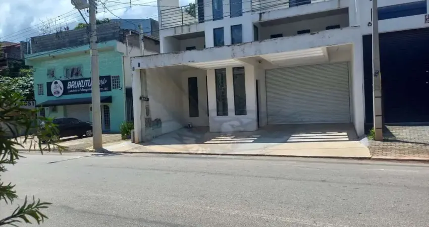 Imóvel misto em avenida: Salão Comercial + 2 casas (comercial ou residencial)