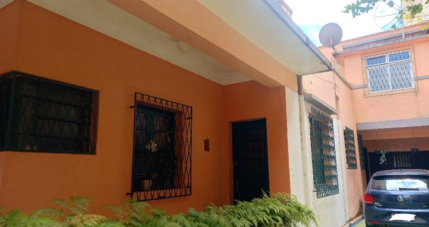 Casa com potencial para clínica , prédio comercial 445 m2 terreno - Passos MG