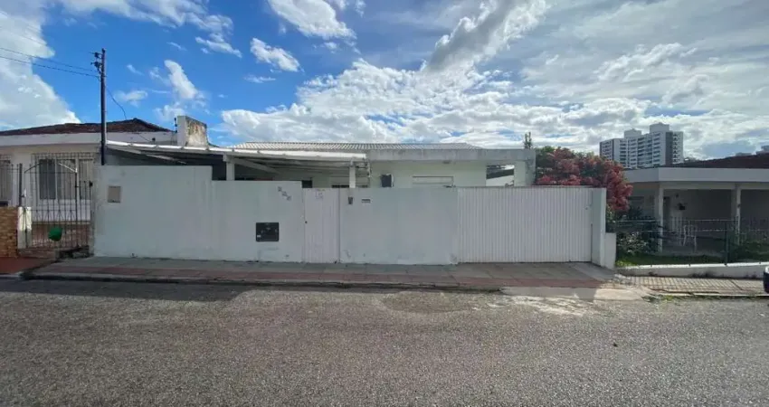 Casa para Venda em Florianópolis, Centro, 4 dormitórios, 1 suíte, 2 banheiros, 2 vagas