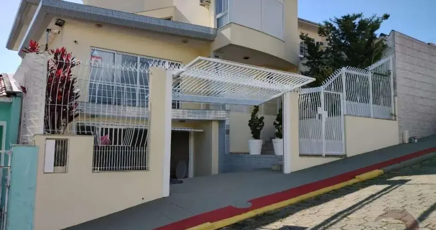Casa para Venda em Florianópolis, Capoeiras, 3 dormitórios, 3 suítes, 5 banheiros, 4 vagas