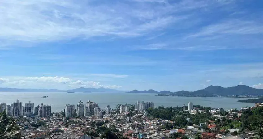 Casa para Venda em Florianópolis, Centro, 4 dormitórios, 3 suítes, 5 banheiros, 1 vaga