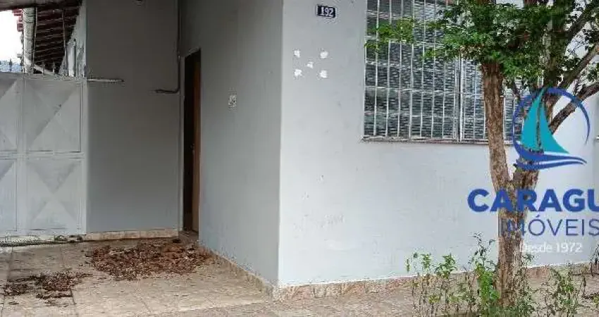 Casa com 2 dormitórios na região central de Caraguatatuba .