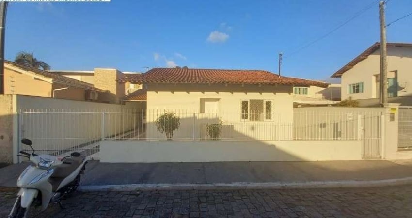 Linda Casa no Centro de Camboriú amplo terreno 12x25m 3 vagas de garagem