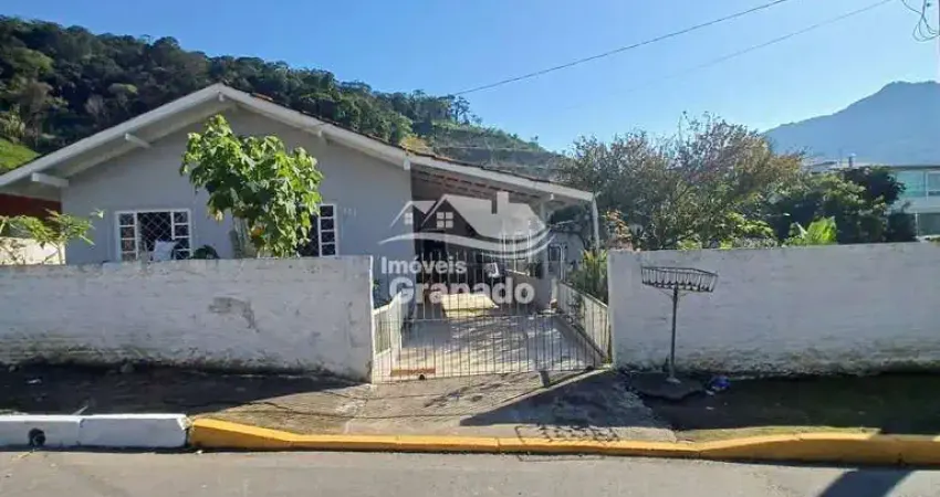 Casa à venda, monte alegre, CAMBORIU - SC com 04 Quartos sendo 01 Suíte