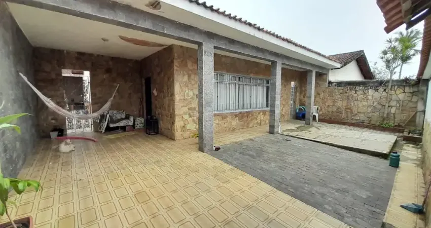 Linda casa com 3 dorm + qt wc 300m praia 5 minutos centro de Itanhaém