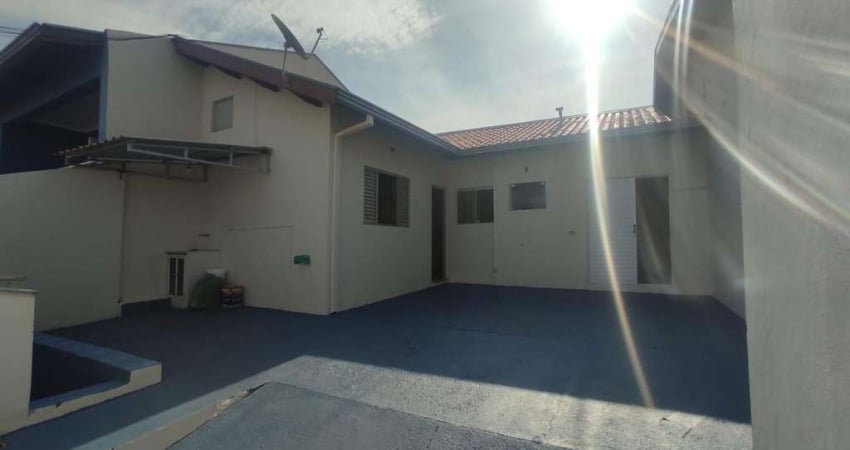Casa Locação Valinhos SP, 2 dorms, 2 vagas descobertas, Não aceita PET - R$ 1.750,00