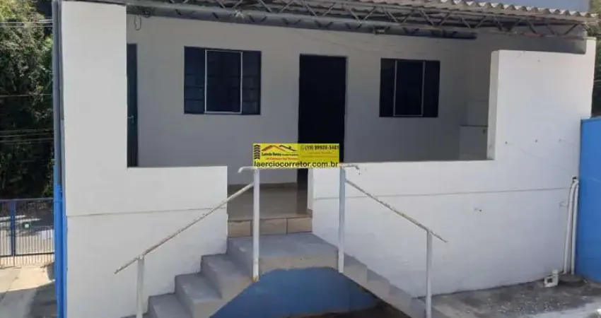 Casa locação em valinhos sp, 2 dorms, sala, cozinha, banheiro e 1 vaga - r$ 1.900,00