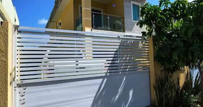 Bem localizada com 3 suítes, piscina privativa e energia solar.