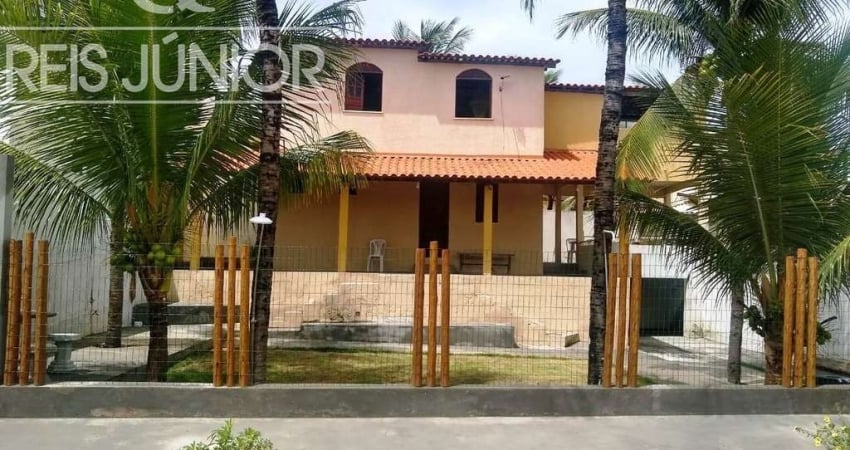 Casa duplex em condomínio frente mar.