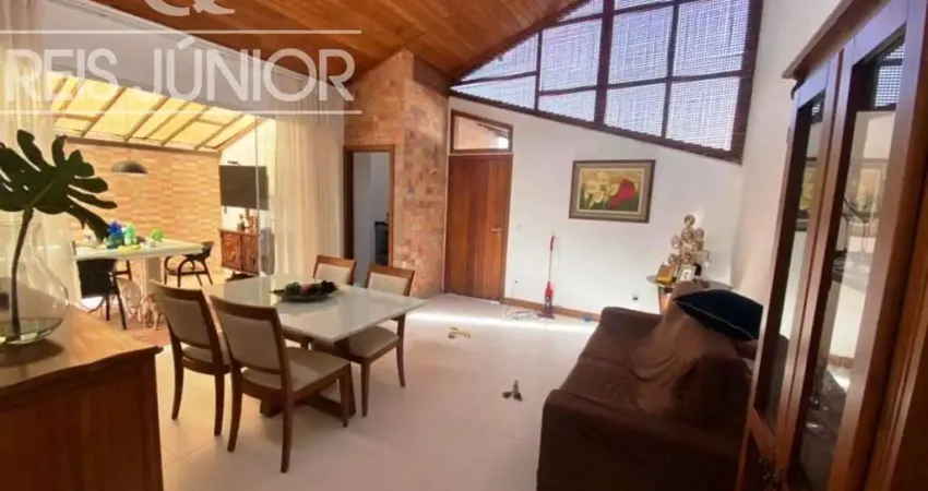 Casa térrea com  2 suítes e estrutura de lazer e segurança.