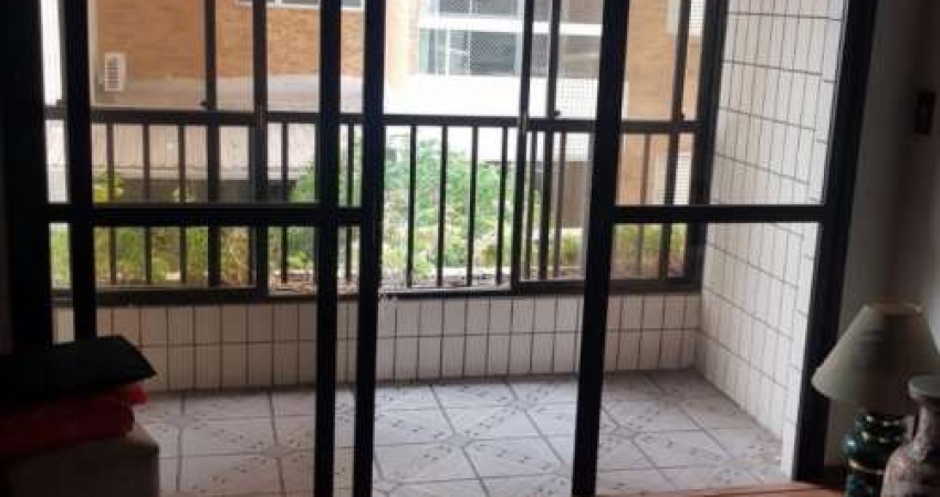 Três dormitórios com dependência. Na quadra da praia. Oportunidade na região